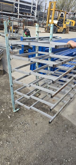 4 regały półkowe, odchylane na zawiasach