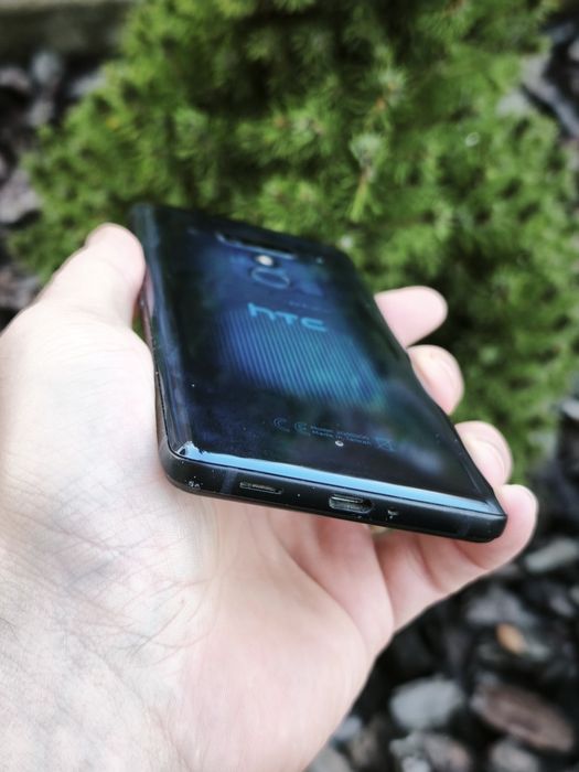 HTC U12+ 6/64 ГБ Translucent Blue — стильний смартфон