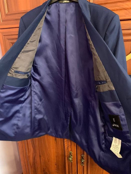 Продам чоловічий класичний костюм.