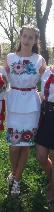 Вишита сукня(блуза і спідниця) . Ручна робота-квіти вишиті бісером