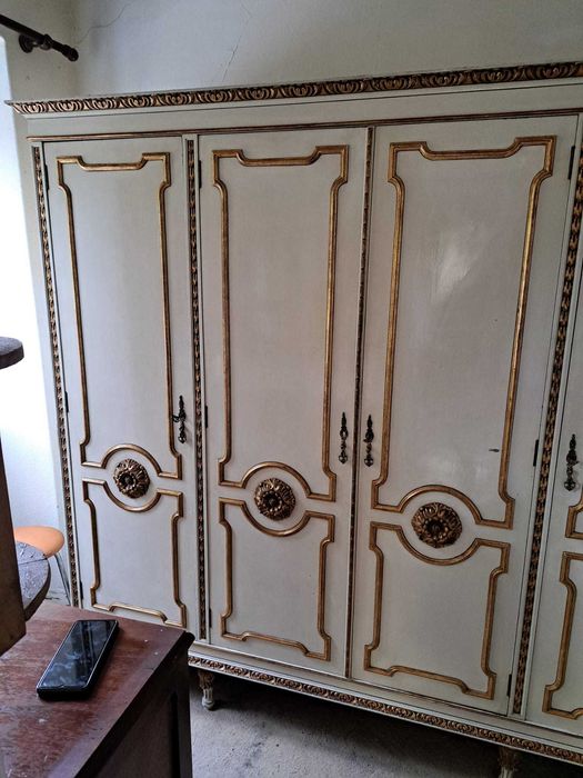 Armário de madeira pintada, com quatro portas, em estilo clássico