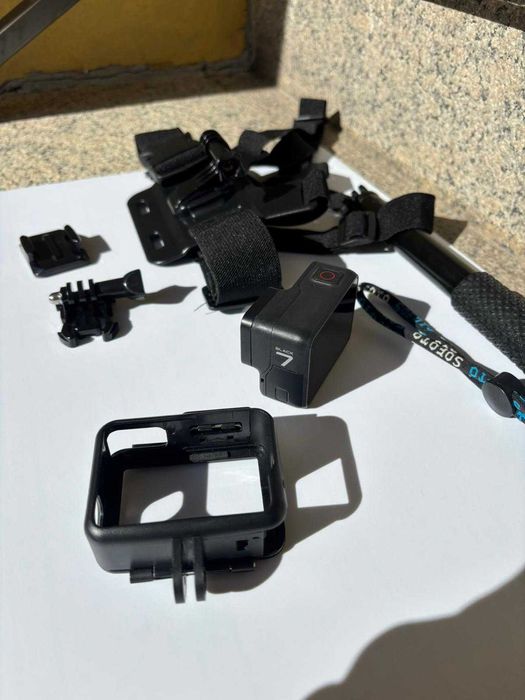 GoPro Hero 7 Black com vários acessórios