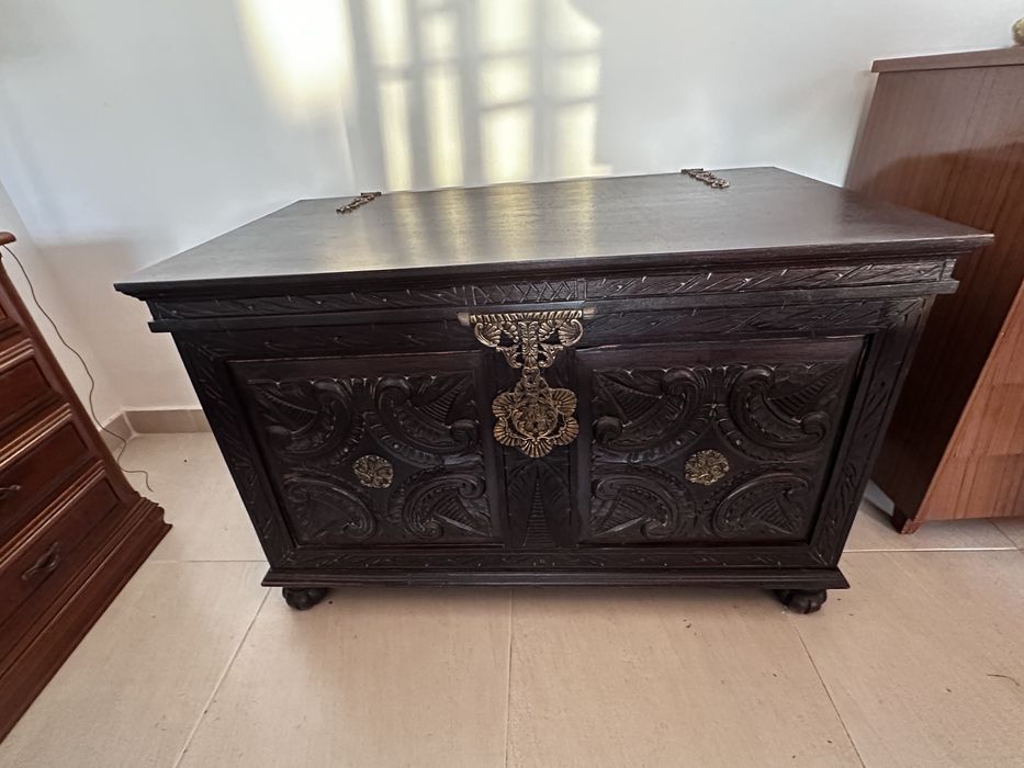 Arca em madeira maciça