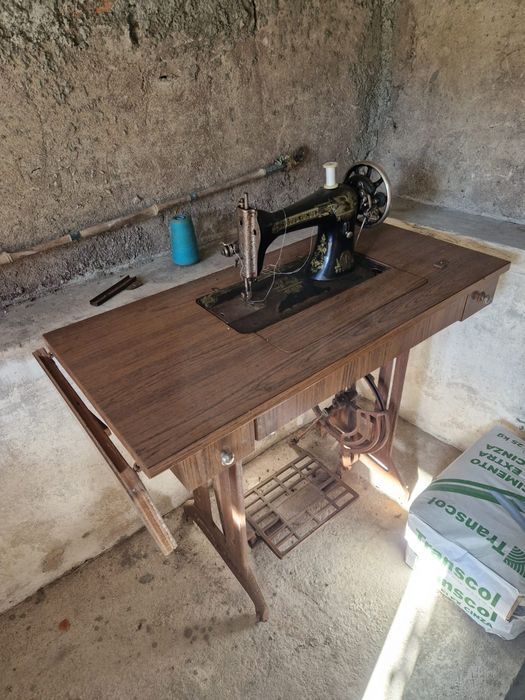 Máquina de costura Singer antiga