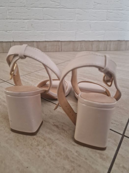 Buty sandałki beżowe