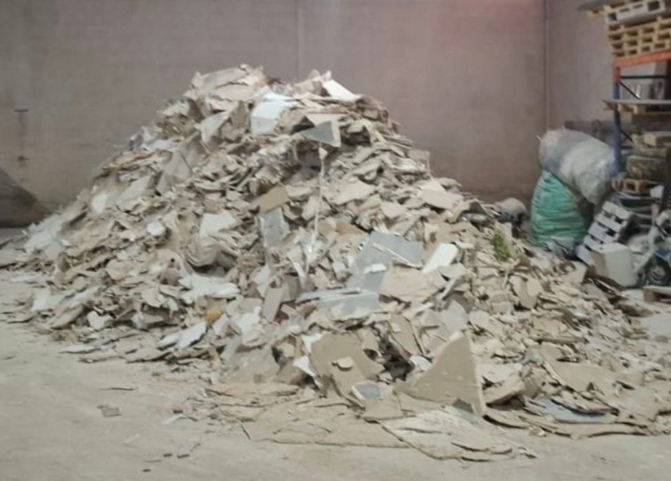 DEMOLIÇÕES e LIMPEZAS terrenos arrecadações sótãos garagens e armazéns