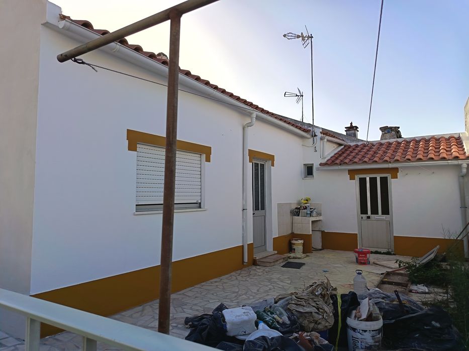 Alugo quartos em casa térrea com quintal