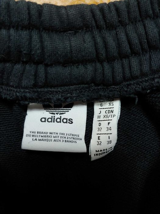 Damskie spodnie dresowe cargo Adidas