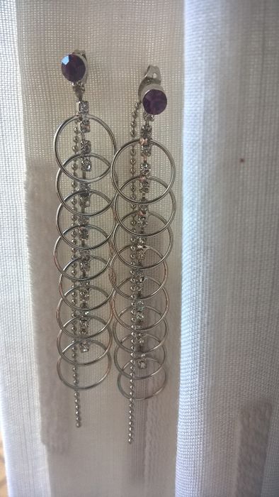 Brincos compridos prateados com brinhante roxo (portes incluídos)