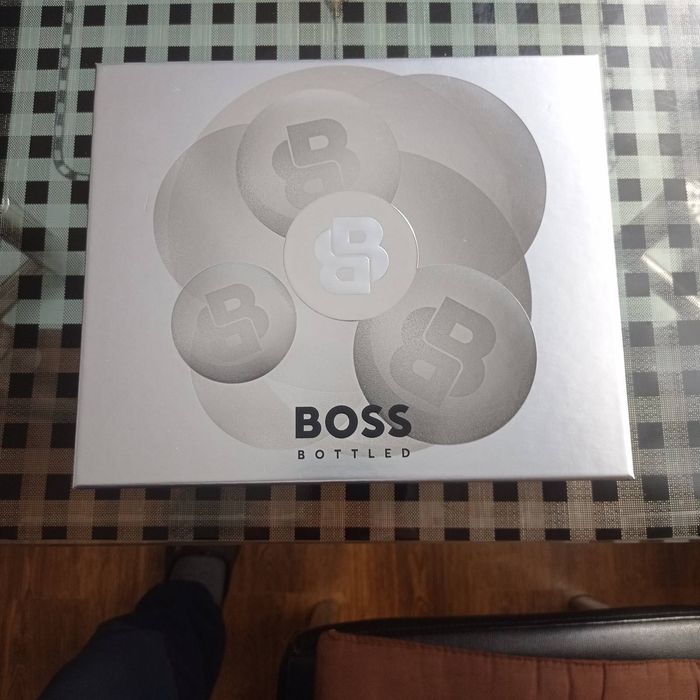 Чоловічий косметичний набір BOSS