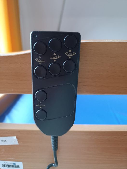 Łóżko rehabilitacyjne elektryczne dla chorego: barierki, pilot, matera