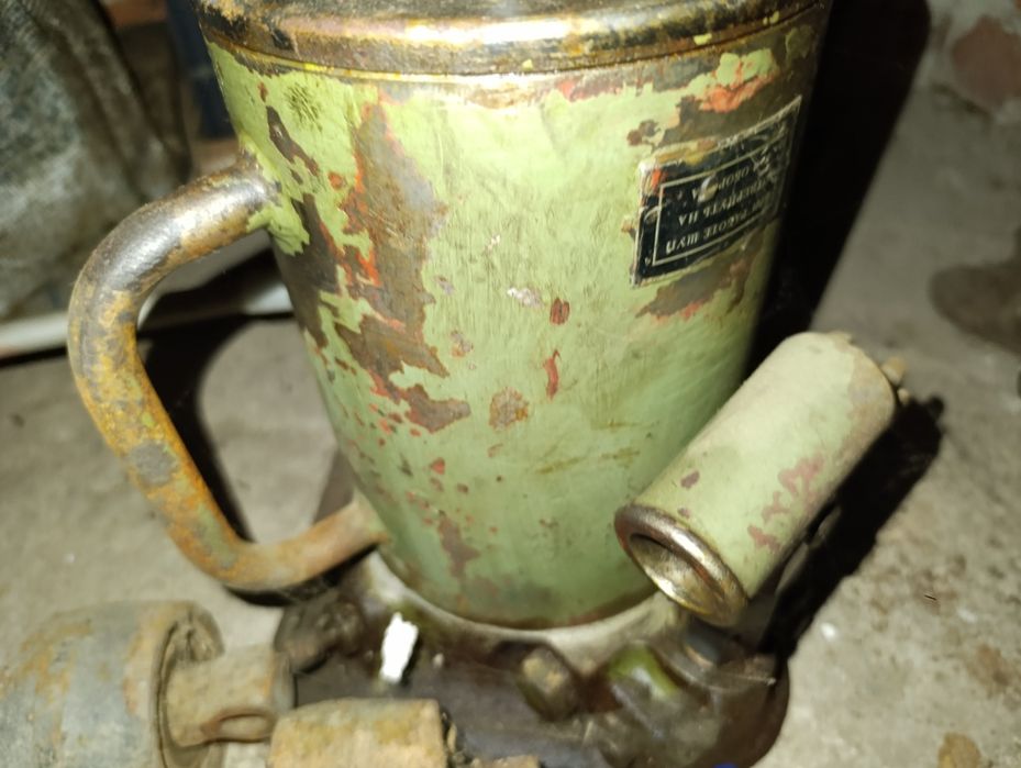 Продаю домкрат в не робочому стані всі фото реальні