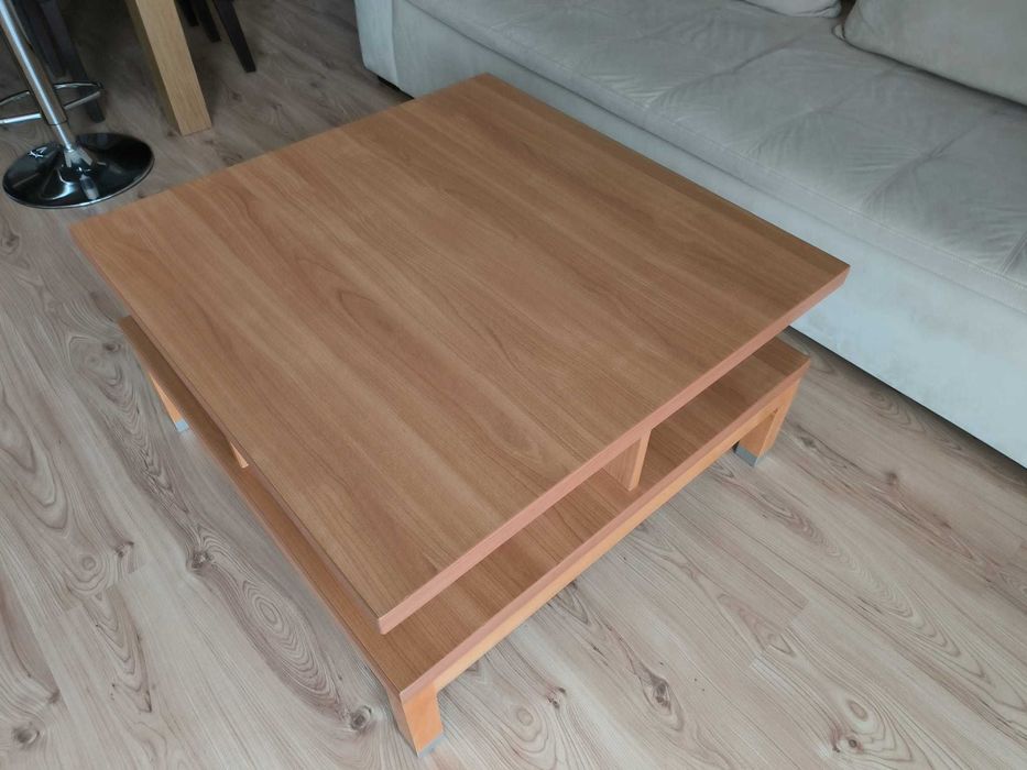 Praktyczy stolik kawowy