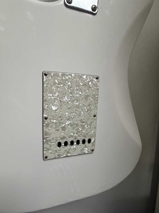 Squier FSR Affinity Series Stratocaster White Pearloid