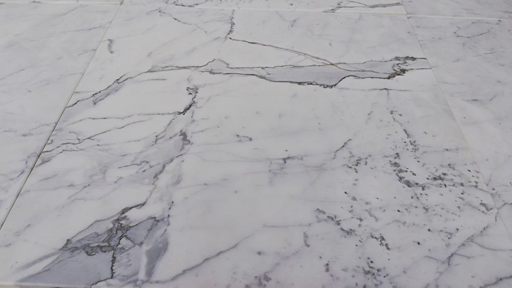 Marmur Bianco di Carrara Statuarietto 45.7x45.7x1 Prawdziwy marmur