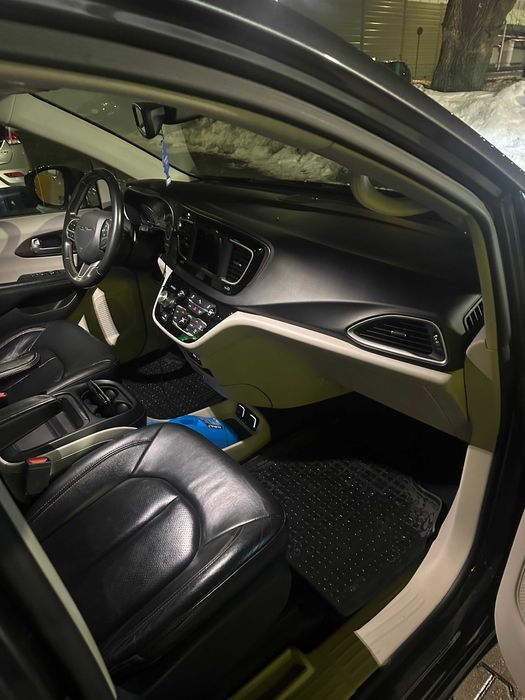 Sprzedam Chrysler Pacifica 2018 r. w idealnym stanie niski przebieg.