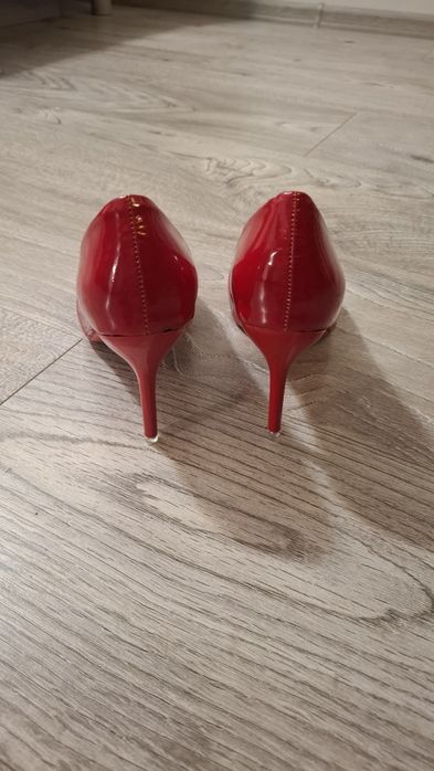 Czerwone szpilki buty na obcasie