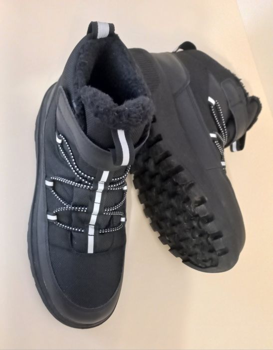 Зимові жіночі уги черевики сапожки кросівки