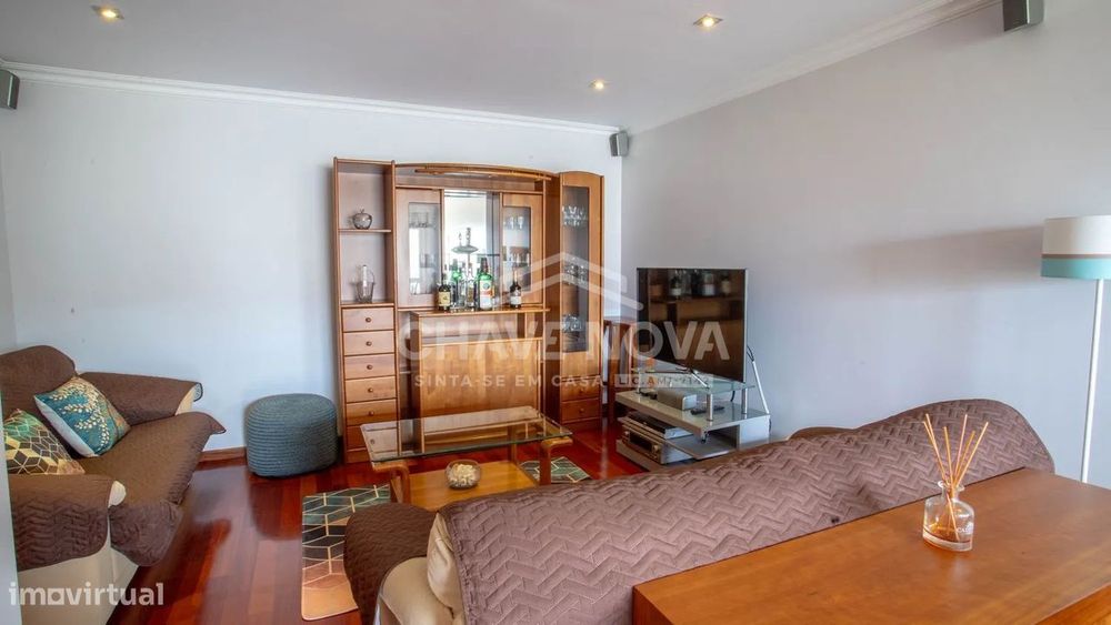 Apartamento T2 com Varanda e Garagem Box