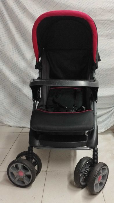 Carrinho de bebé prático e fácil de transportar