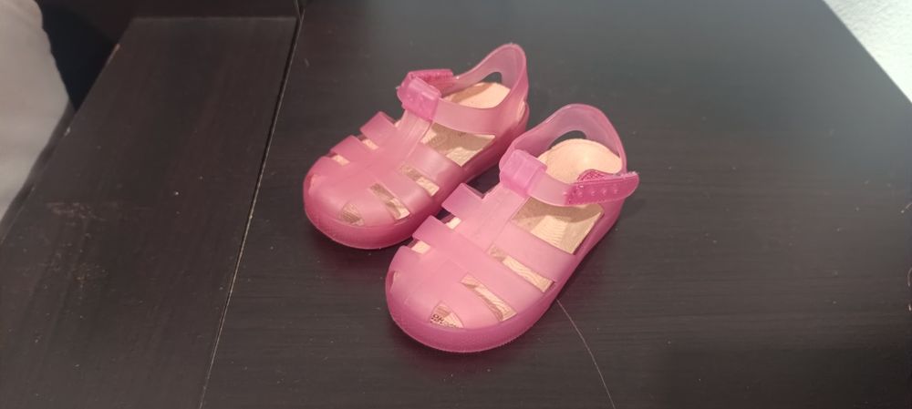 Calçado maioritariamente tudo em bom estado e de marca