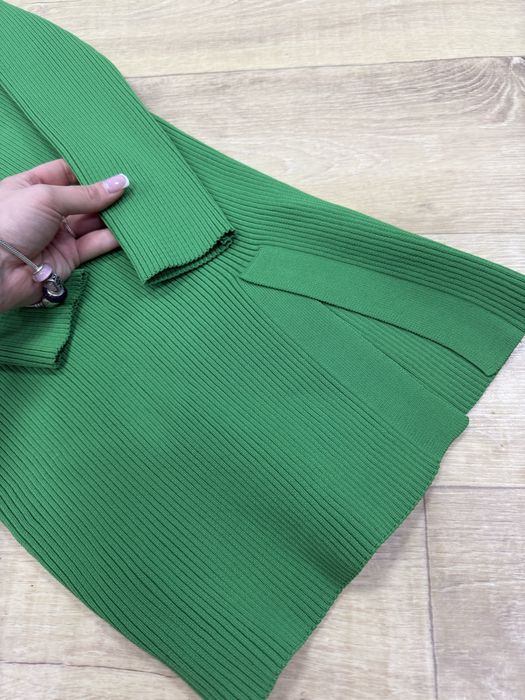 Трикотажна сукня в рубчик міні з розрізом та декольте, тепла, зелена