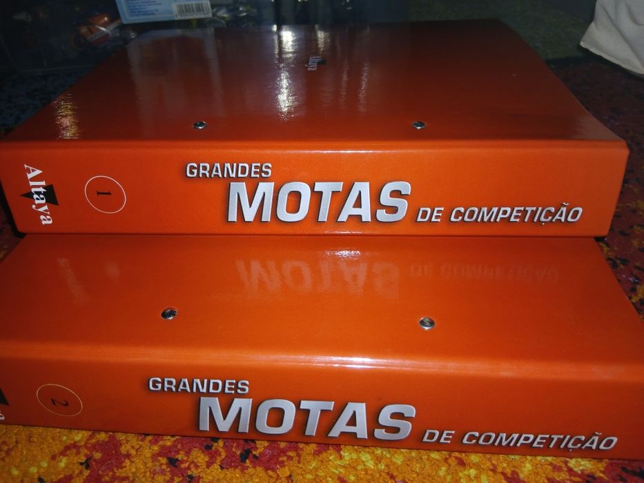 Motas em miniatura no acrilico