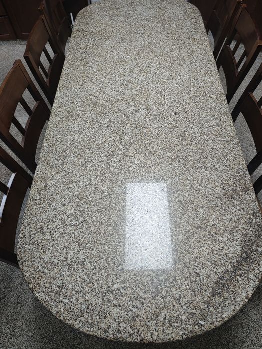 Conjunto  mesa em granito e carvalho maciço + 10 cadeiras madeira maciça 
A mesa e as cadeiras estão em bom estado de conservação. 
2000 € negociavel