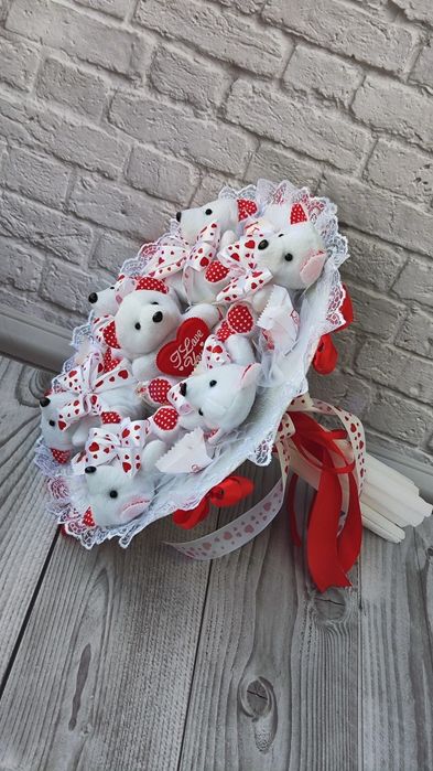 Білий великий букет з м'якими іграшками та цукерками Рафаелло подаруно