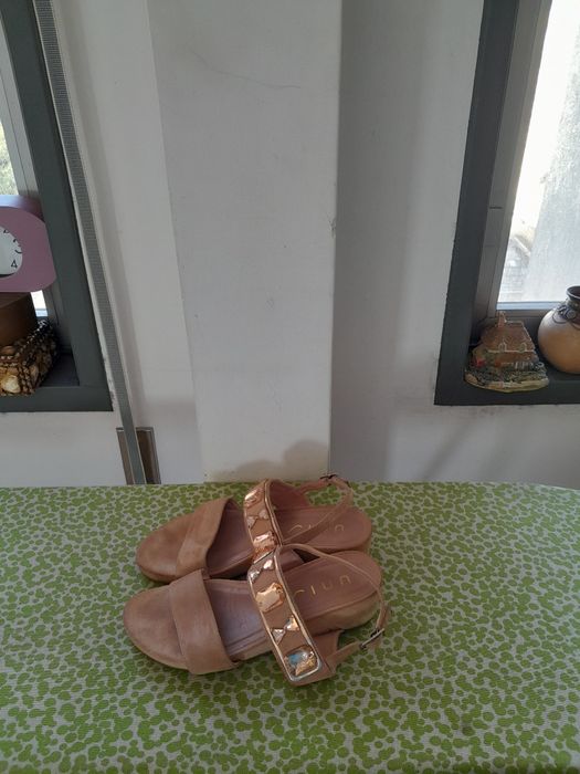 Vendo Sandálias de Senhora muito bonitas como novas