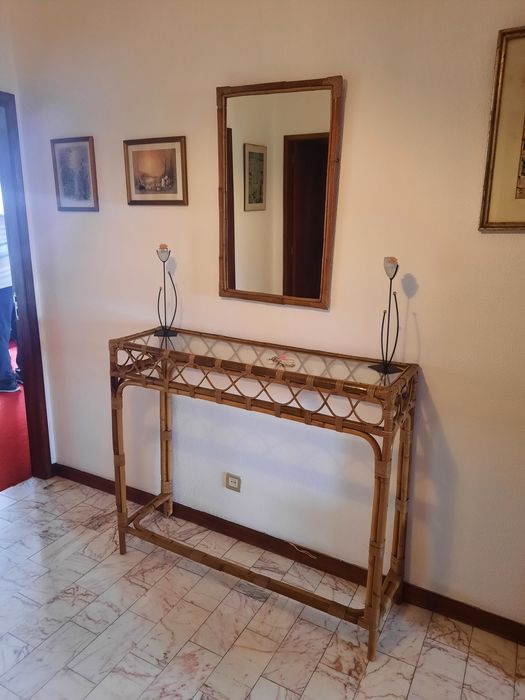 Móvel de entrada em vime com espelho e cabide