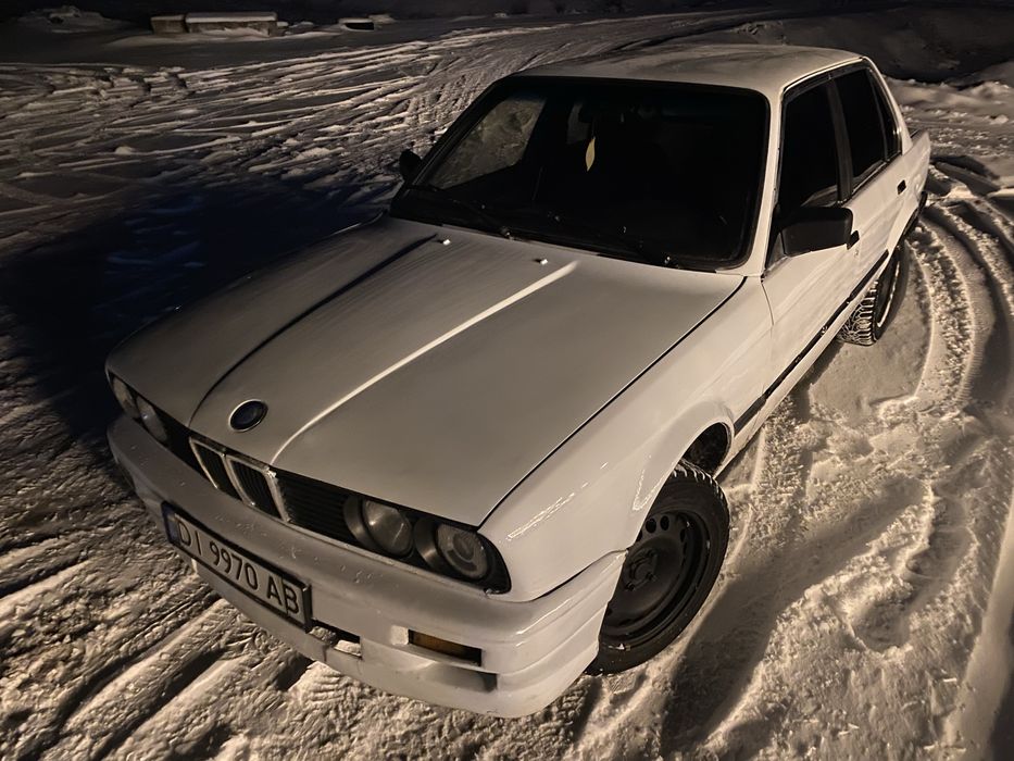 Продам BMW E30 інжекторна, з гбо (вписаний в техпаспорт)

Двигун в гарному стані, масло не бере взагалі, не димить, працює рівно та їде гарно (Новий комплект грм, заміна масла, свічки, високовольтні дроти, головка повністю відреставрована, притерті клапана, новий розподільчий вал, маслозʼємні ковпачки, бензонасос). 
Коробка 5-ступка, не вибиває, редуктор не виє. 
Гальма дискові по колу, колодки і диски в гарному стані. 
Ходова зібрана, дорогу тримає добре. Розпорка кузова на передніх та задніх стаканах.
Кузов на свій вік в нормальному стані, пофарбований, дно поварене, стакани цілі. 
Фари лінзовані, світло гарне. Новий акб, встановлена магнітола. Пічка гріє добре, світло, повороти, двірники працюють. Хороша зимова гума! Кожен день на впевненому ходу

По документах переоформлення або доручення без проблем. Адекватний торг, обмін не цікавить!