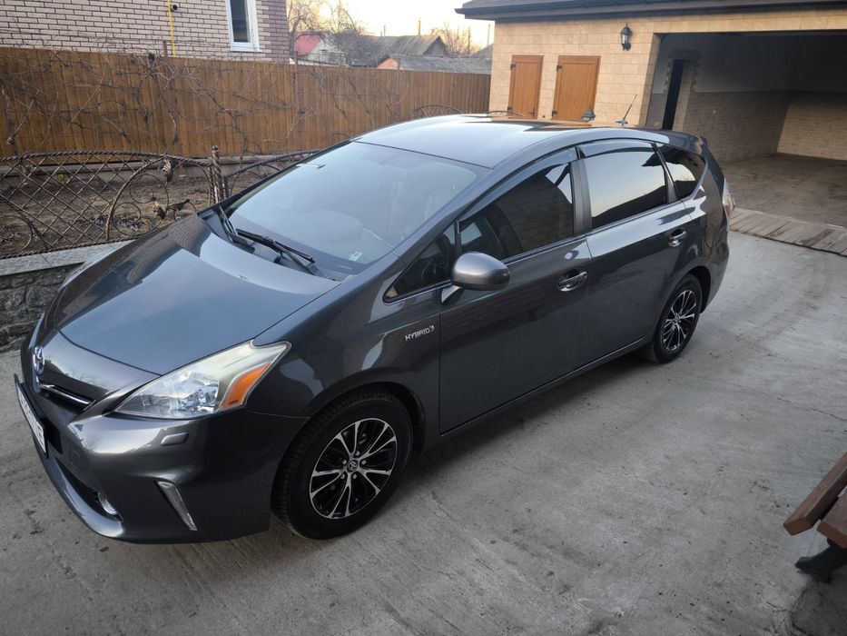 Продам  Toyota prius V 2012р.