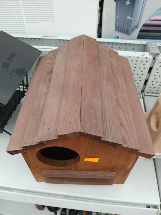 Drewniana budka dla ptaków