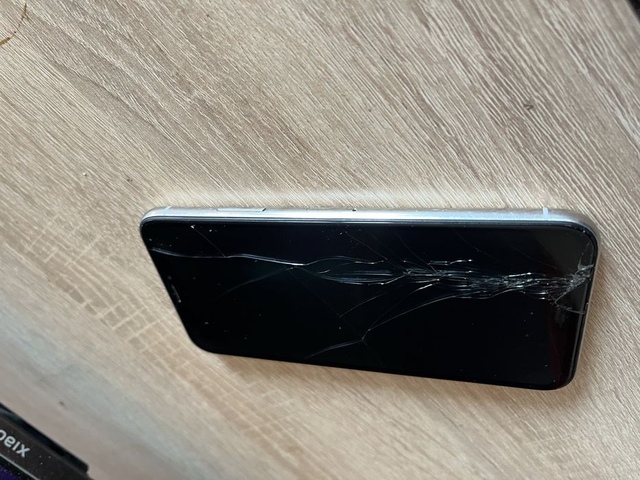 Продам айфон 10 Х с розбитим екраном