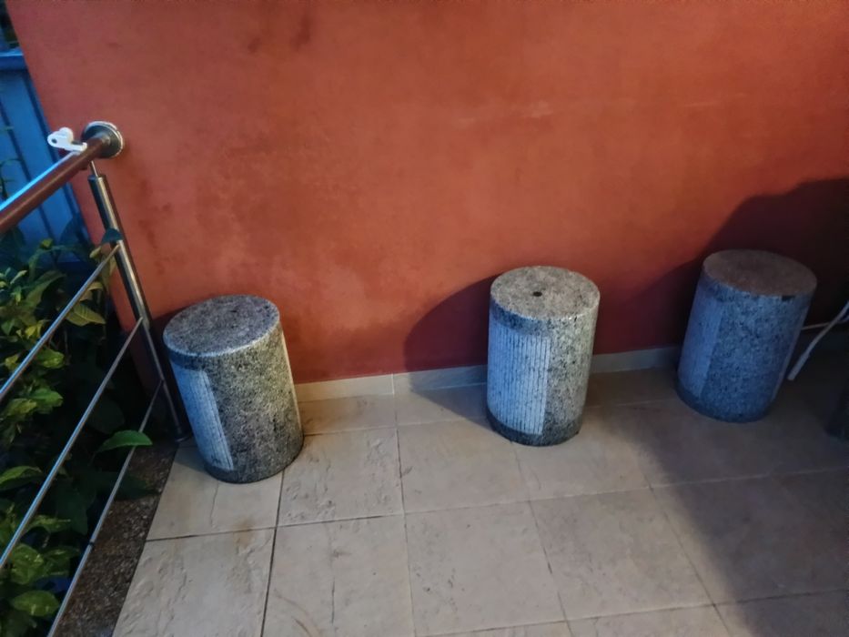 Bancos e mesa de granito