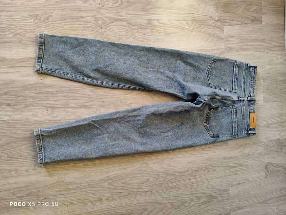 Niebieskie spodnie damskie mom jeans Stradivarius