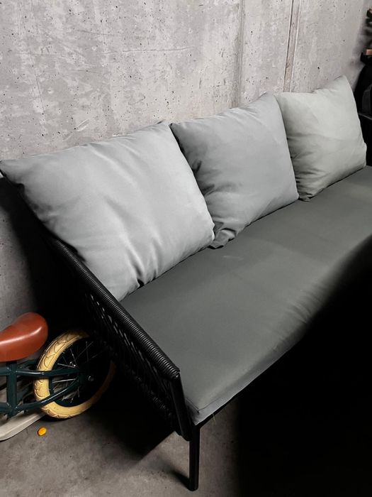 Zestaw mebli ogrodowych / balkonowych – narożna sofa + stolik