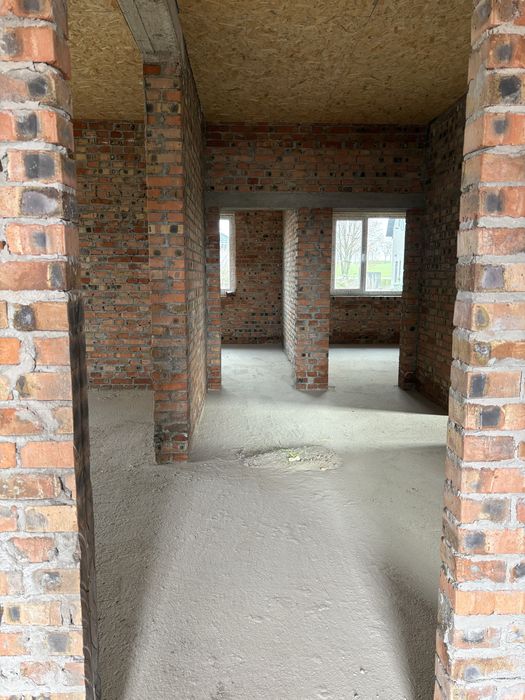 Сучасний будинок у селі Боратин.