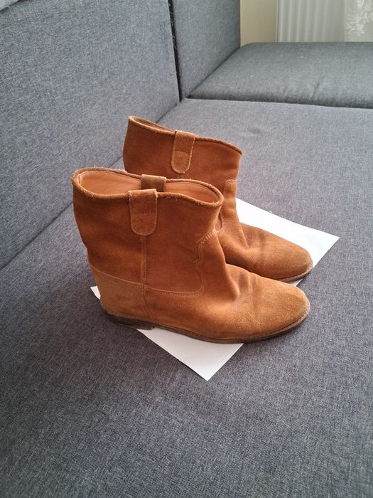 Buty że skóry naturalnej zamszowej na  koturnie By o la la