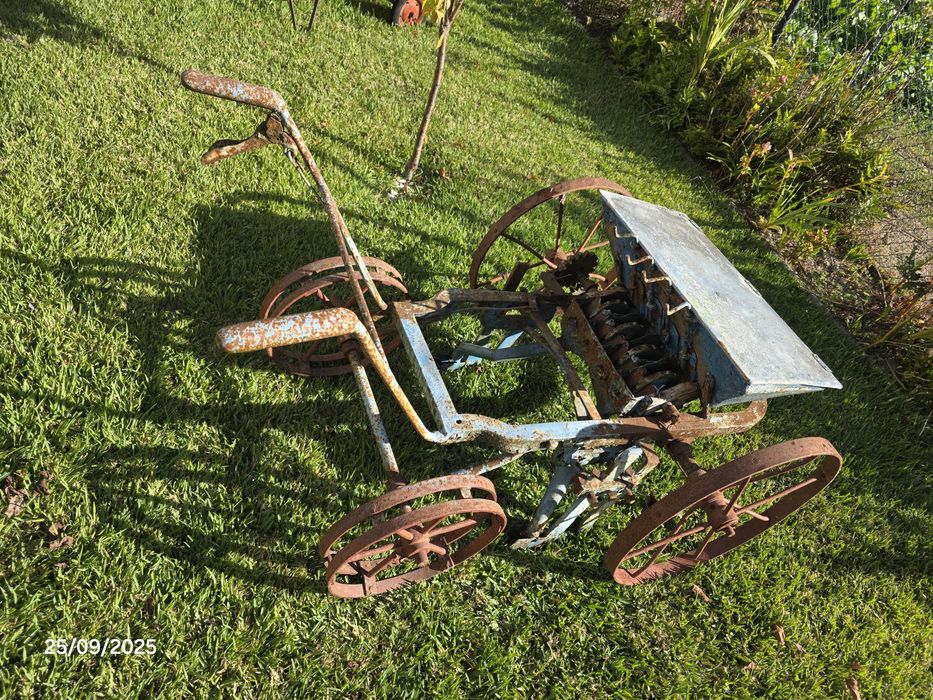 Bomba e semeador antiga para ornamento