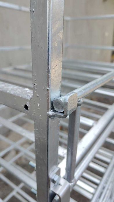 Wózek z kółkami do magazynowania i transportu butli turystycznych