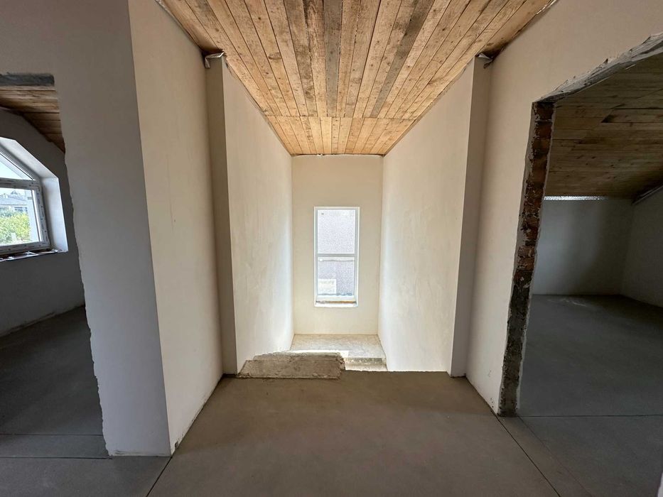 Великий будинок у Крихівцях з ділянкою 6 сот.!