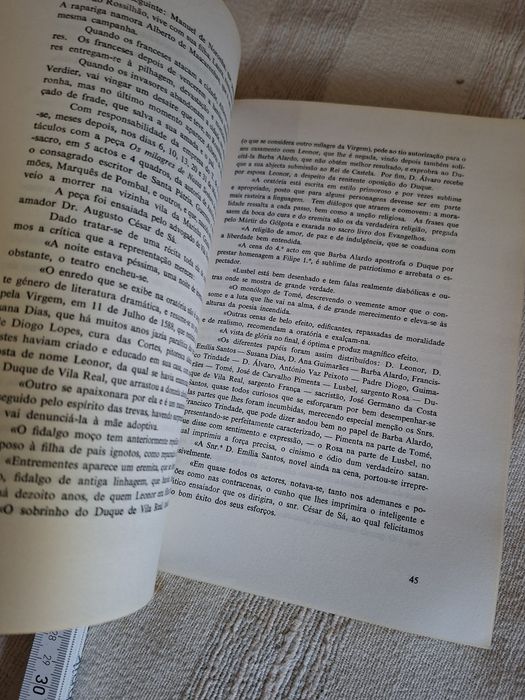 Livro antigo sobre o Teatro Amador em Leiria