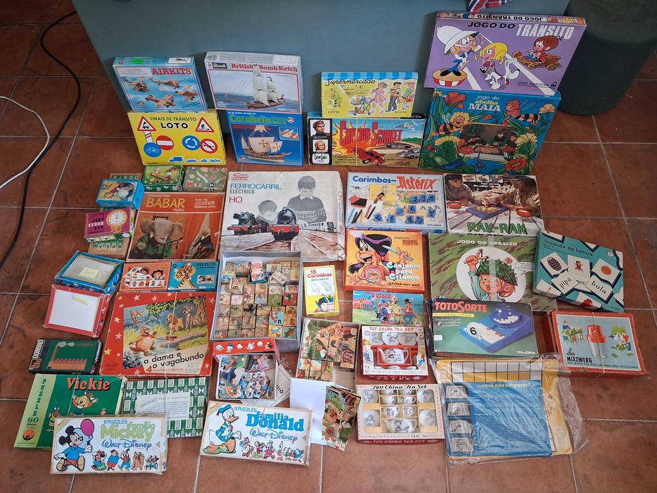 Lote de 40 jogos/puzzles/pista de comboios/outros, antigos, anos 70/80. Só vendo o lote completo.