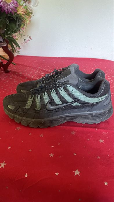 Vendo Nike P-6000 em excelente estado, com caixa original incluída. Os ténis encontram-se em ótimo estado geral.