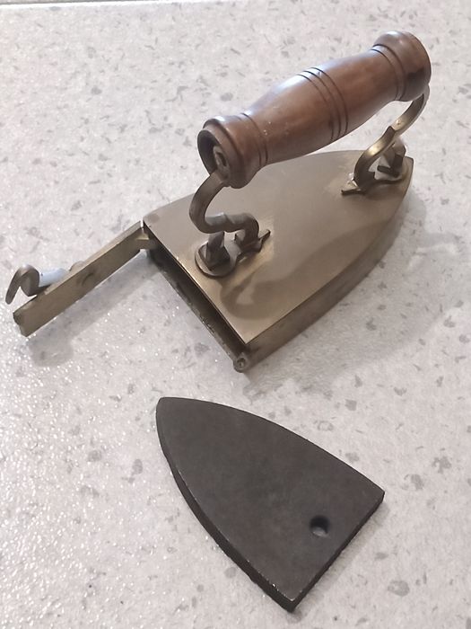 Ferro de engomar antigo - artigo de coleção