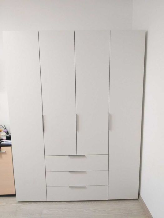 Шафи для одягу в наявності