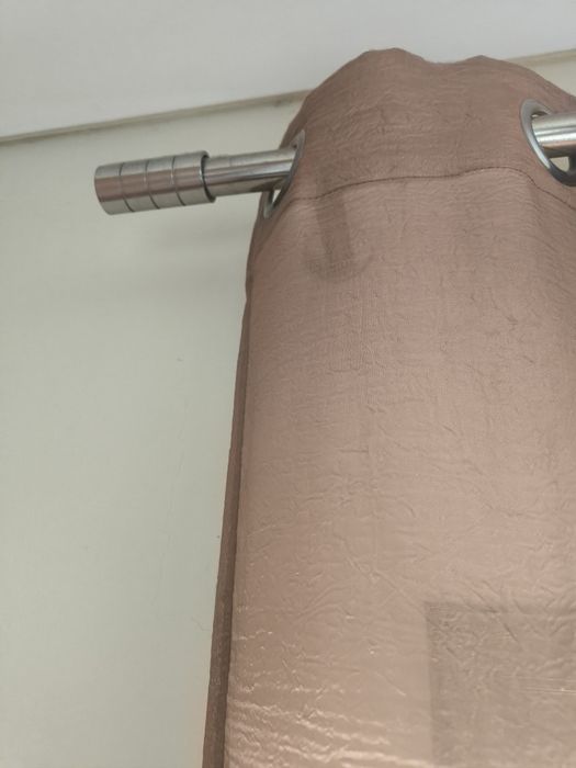 Dois varrãos com cortinas