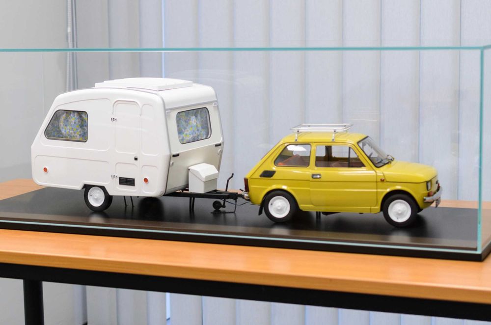 Model DEAGOSTINI Fiat 126p + przyczepa Niewiadów SKALA 1:8 + gablotka